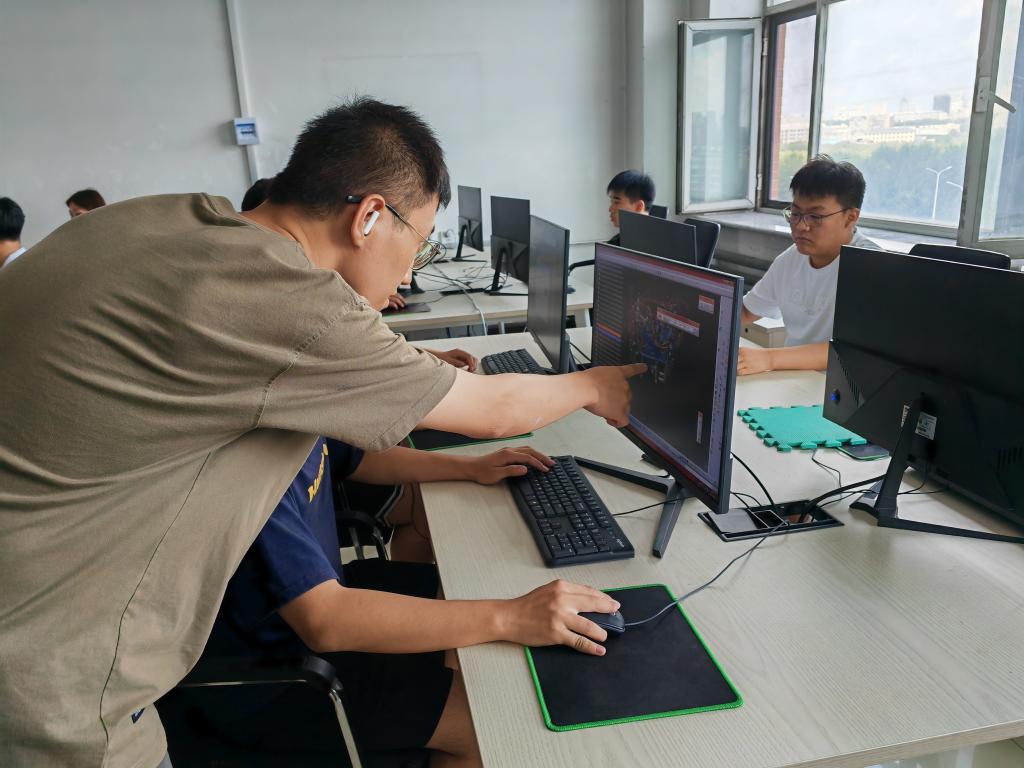 锚定现代化 改革再深化|工厂搬进学校 工匠走进教室——长春市产教融合助力振兴“汽车城” 计算机方面的技术培训